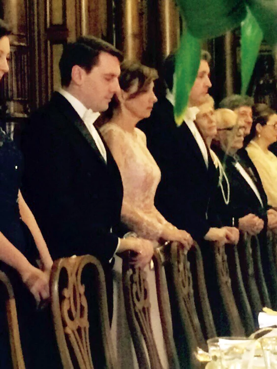 Carmen Iohannis a fost  aşezată la masă între  Prinţul Nicolae şi  Principele Radu