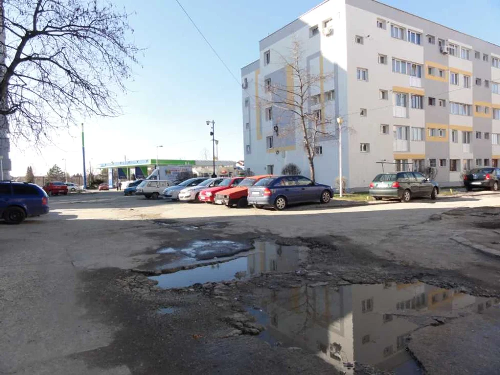 Imagine cu craterele cartierului Aleea Mărului din Slatina  (FOTO: M. Manea)