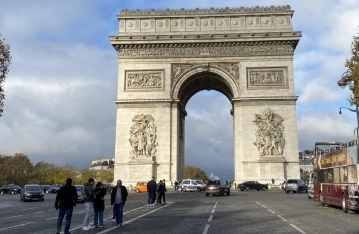 Spionaj şi propagandă în favoarea Rusiei în inima Parisului, sub paravanul unei asociaţii umanitare. Trei suspecţi arestaţi şi unul plasat sub control judiciar