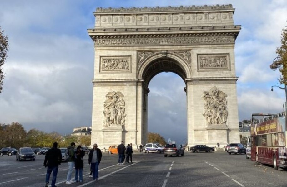 Spionaj şi propagandă în favoarea Rusiei în inima Parisului, sub paravanul unei asociaţii umanitare. Trei suspecţi arestaţi şi unul plasat sub control judiciar