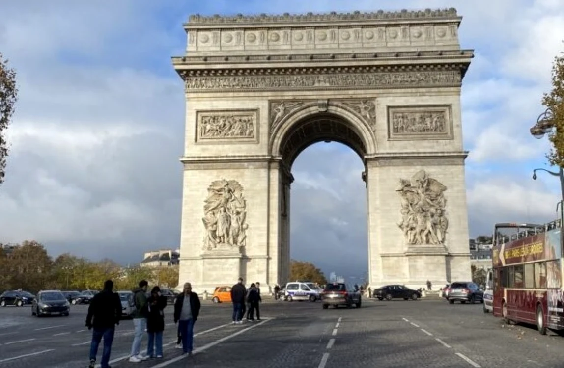 Torul a pornit de la câteva afişe lipite pe Arcul din Triumf din Paris. FOTO: Trecător.ro