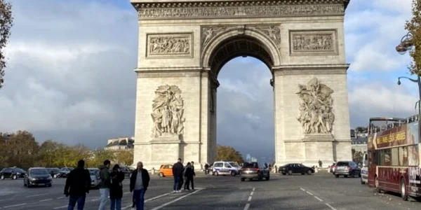 Arcul de Triumf din Paris foto Trecător ro jpg