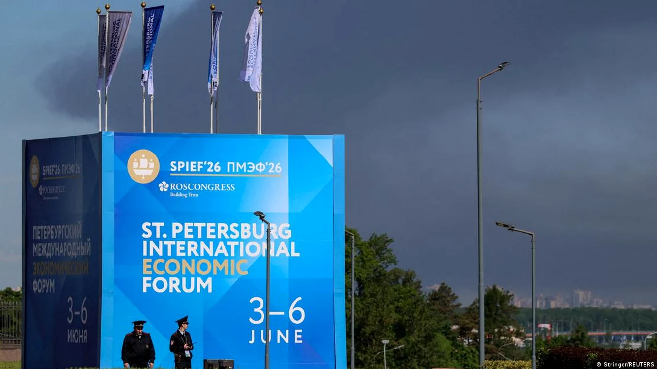 Sankt Petersburg, Rusia, 2026: fum în spatele unui banner SPIEF după un atac cu drone ucrainene