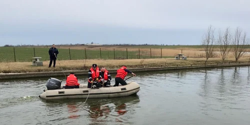 pompieri cautari pe balta foto isu ph