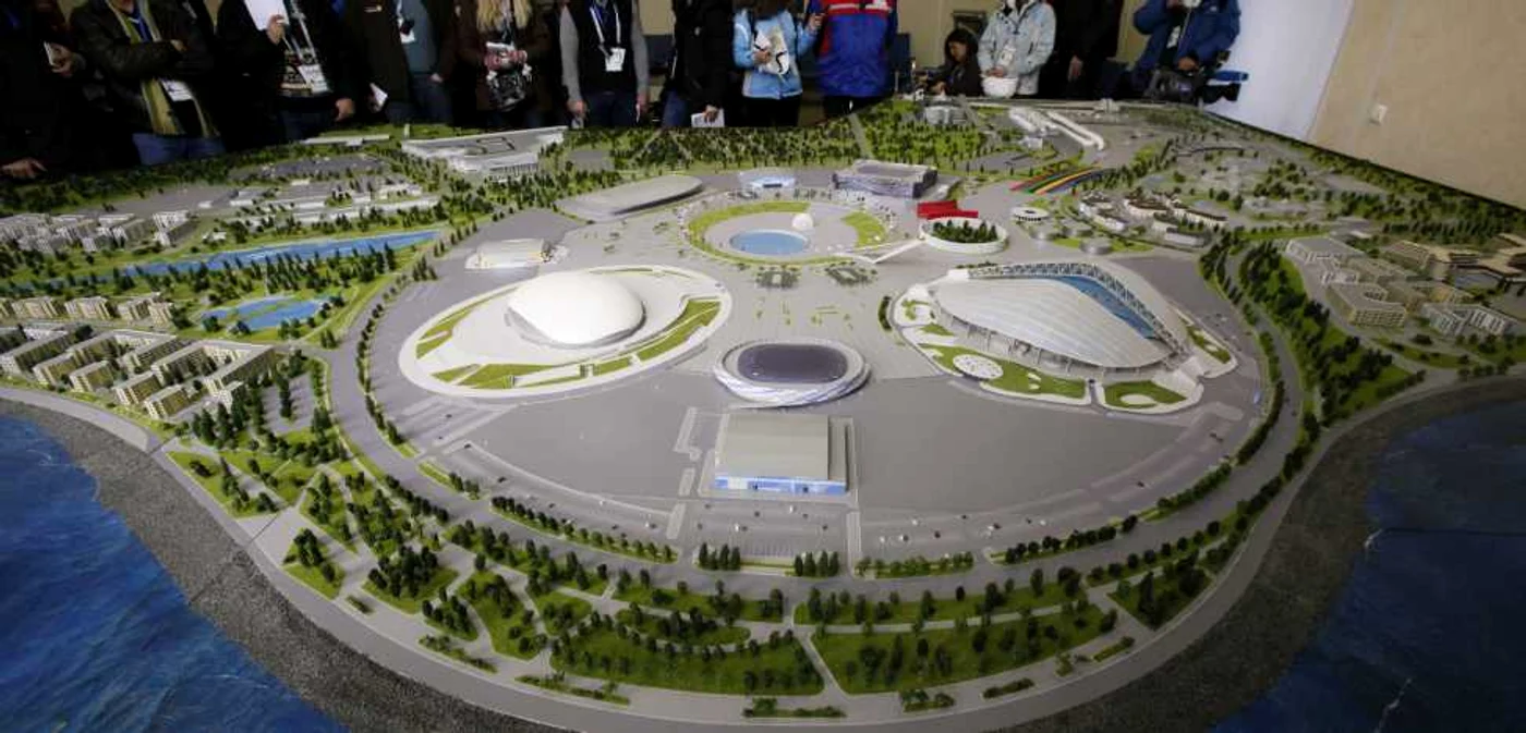 Jurnaliştii se uită la o machetă a Parcului Olimpic unde se vor desfăşura Jocurile de Vară de la Soci. găzduirea mega-evenimentelor internaţionale este instrumentalizată în discursul public pentru a legitima regimul politic actual.