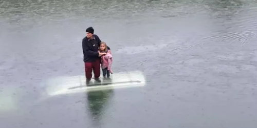 Bătrân şi o fetiţă, pe plafonul maşinii aşteptând salvarea
