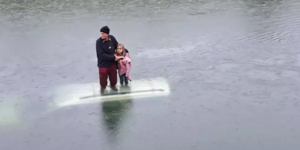 Bătrân şi o fetiţă, pe plafonul maşinii aşteptând salvarea