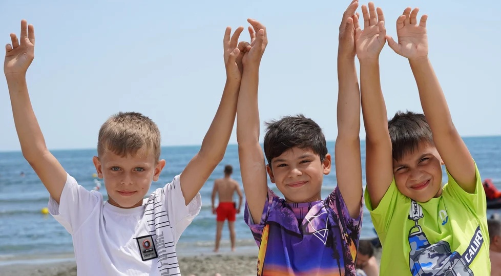 Copii fericiti aflați pentru prima dată la mare FOTO World Vision Romania