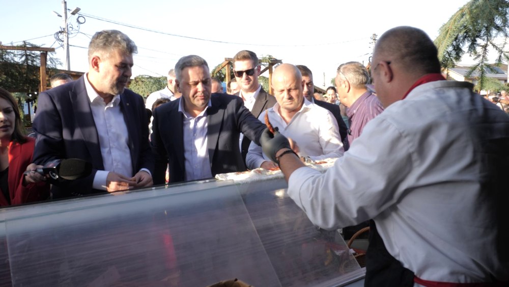 Premierul Marcel Ciolacu a cumpărat cârnaţi de Pleşcoi de la un târg din Buzău. La ce aliment a poftit politicianul VIDEO