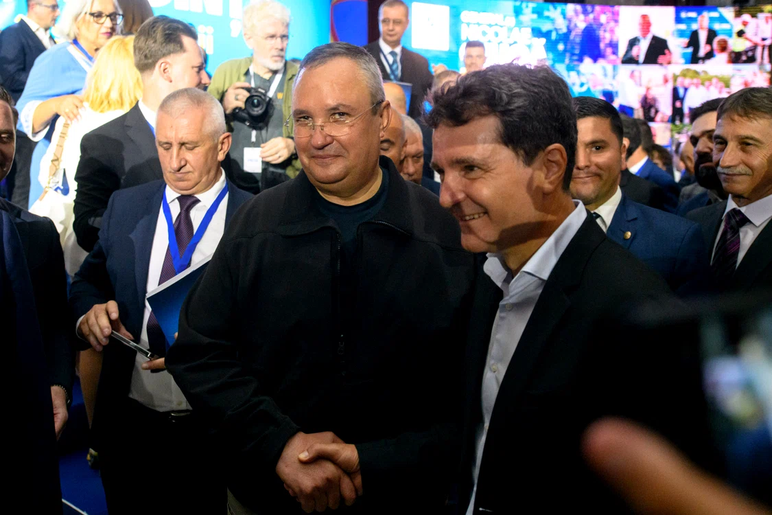 Nicolae Ciucă și Nicușor Dan isi strang mana la un eveniment
