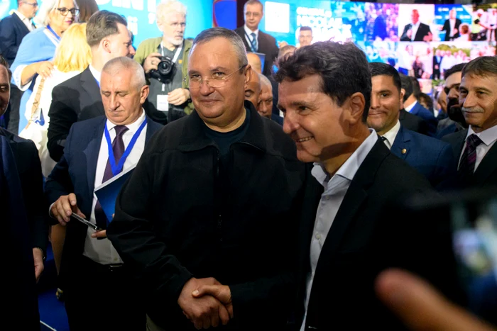 Nicolae Ciucă dă mâna cu Nicușor Dan în cadrul unui eveniment