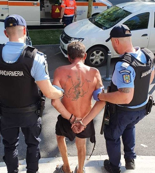 Jandarmii au imobilizat un bărbat care amenința trecătorii cu foarfeca și șurubelnița, în zona Ambasadei Franței