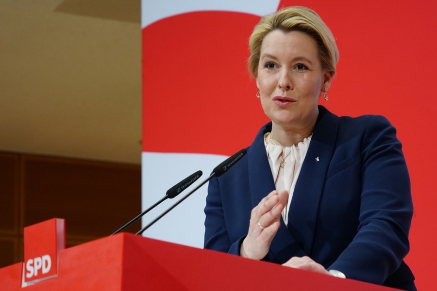 Fostă primăriță a Berlinului, atacată într-o bibliotecă. Ursula von der Leyen: atacurile asupra politicienilor reprezintă un risc pentru democraţie