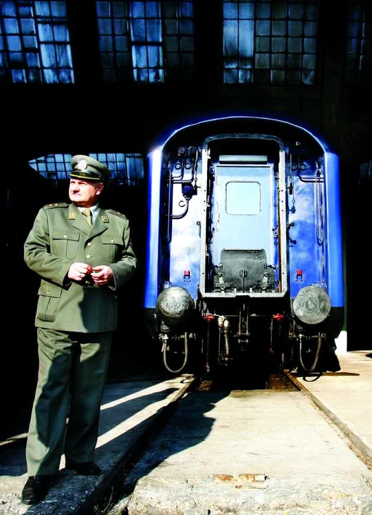 tren albastru