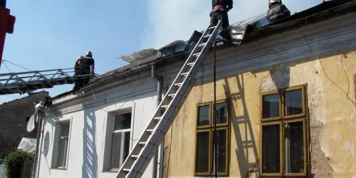 Trei autospeciale de pompieri au intervenit pentru stingerea focului