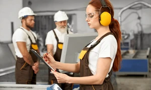 Muncitori in fabrica Foto Freepik com (2) jpg