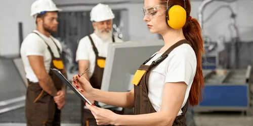 Muncitori in fabrica  Foto Freepik com (2) jpg