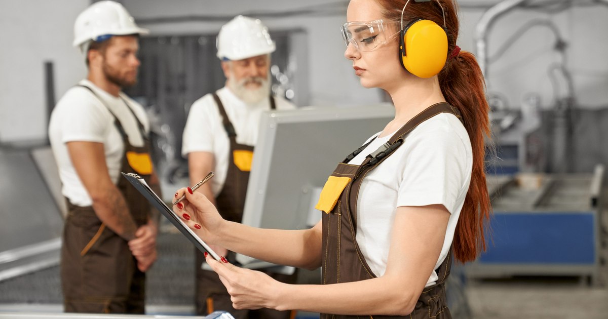 Femeile, dezavantajate pe piața muncii în România. De ce este criticat statul român în privința drepturilor sociale