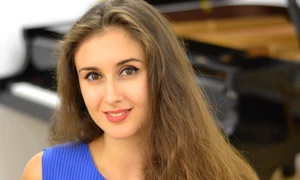 Tînăra pianistă Sînziana Mircea concertează la Sala Radio jpeg