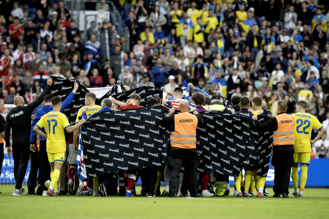 Lui Eriksen i s-a acordat primul ajutor chiar pe teren (Foto: EPAImages)