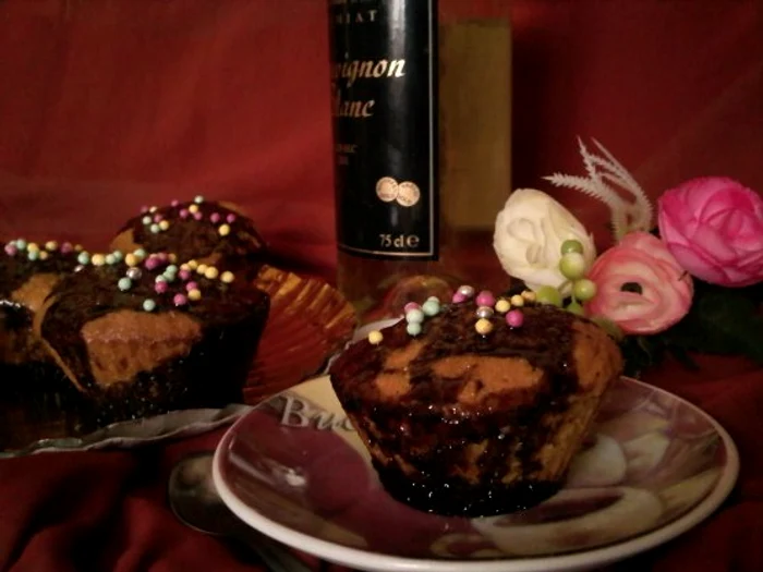 
    Brioșe de vanilie cu glazură de ciocolată  