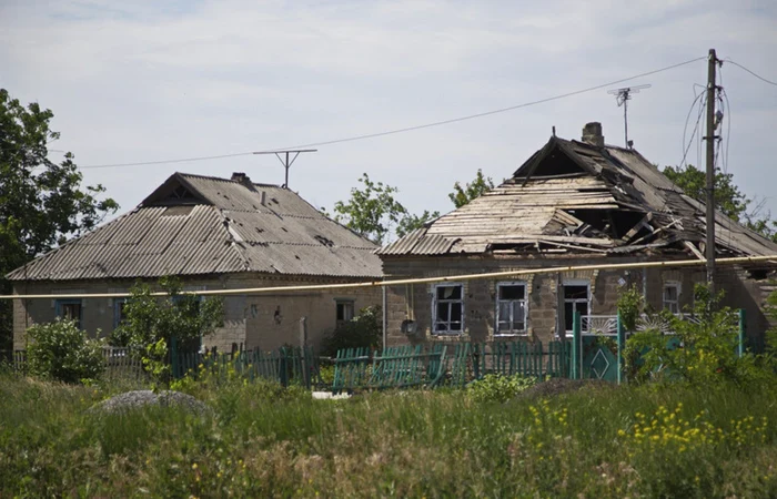 Case distruse de razboi in Marinka FOTO EPA-EFE