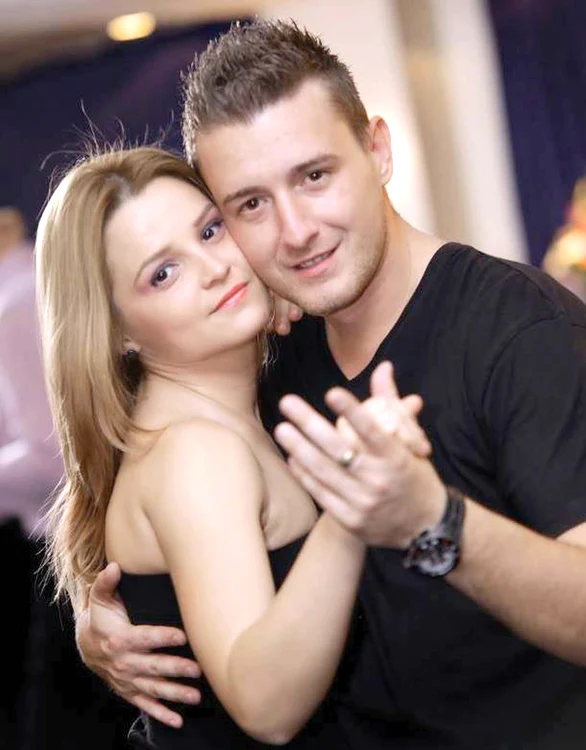 
    Solistul a fost din nou surprins  în compania altei femei, în  timp ce Ioana îl aştepta acasă  