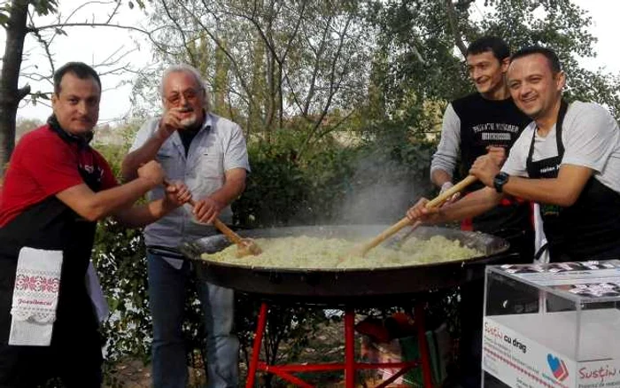 Cei care au gătit varză cu tăieţei FOTO Claudia Untaru