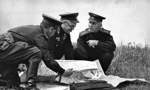 Mareșalul Gheorghi Jukov și generalul Ivan Konev, în timpul Bătăliei de la Kursk (© Wikimedia Commons)