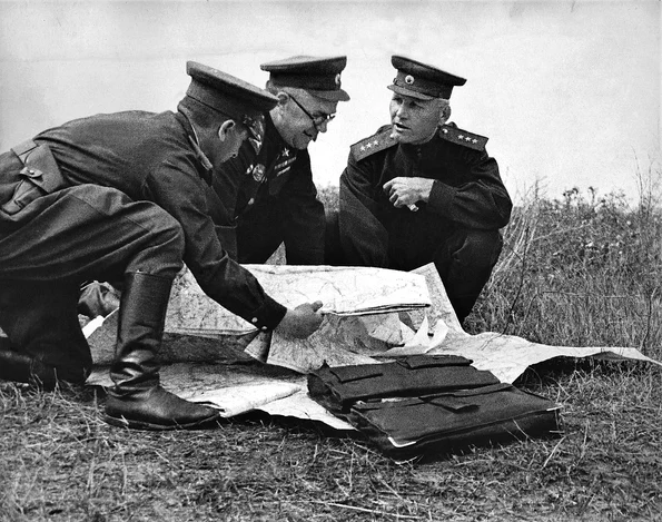 Mareșalul Gheorghi Jukov și generalul Ivan Konev, în timpul Bătăliei de la Kursk (© Wikimedia Commons)