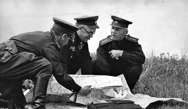 Mareșalul Gheorghi Jukov și generalul Ivan Konev, în timpul Bătăliei de la Kursk (© Wikimedia Commons)
