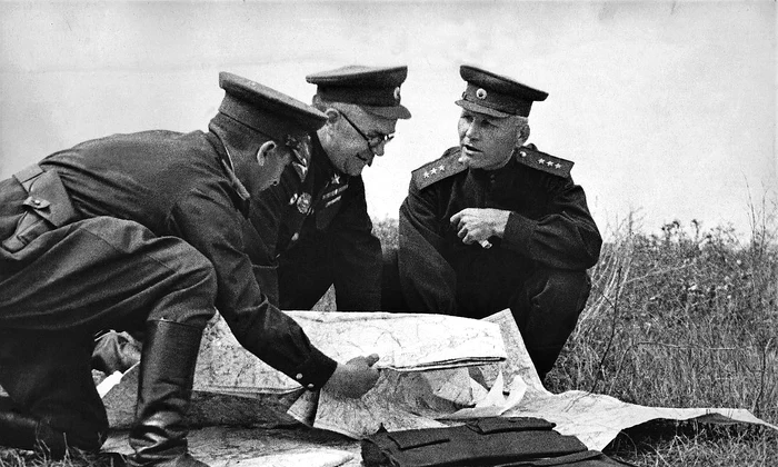 Mareșalul Gheorghi Jukov și generalul Ivan Konev, în timpul Bătăliei de la Kursk (© Wikimedia Commons)
