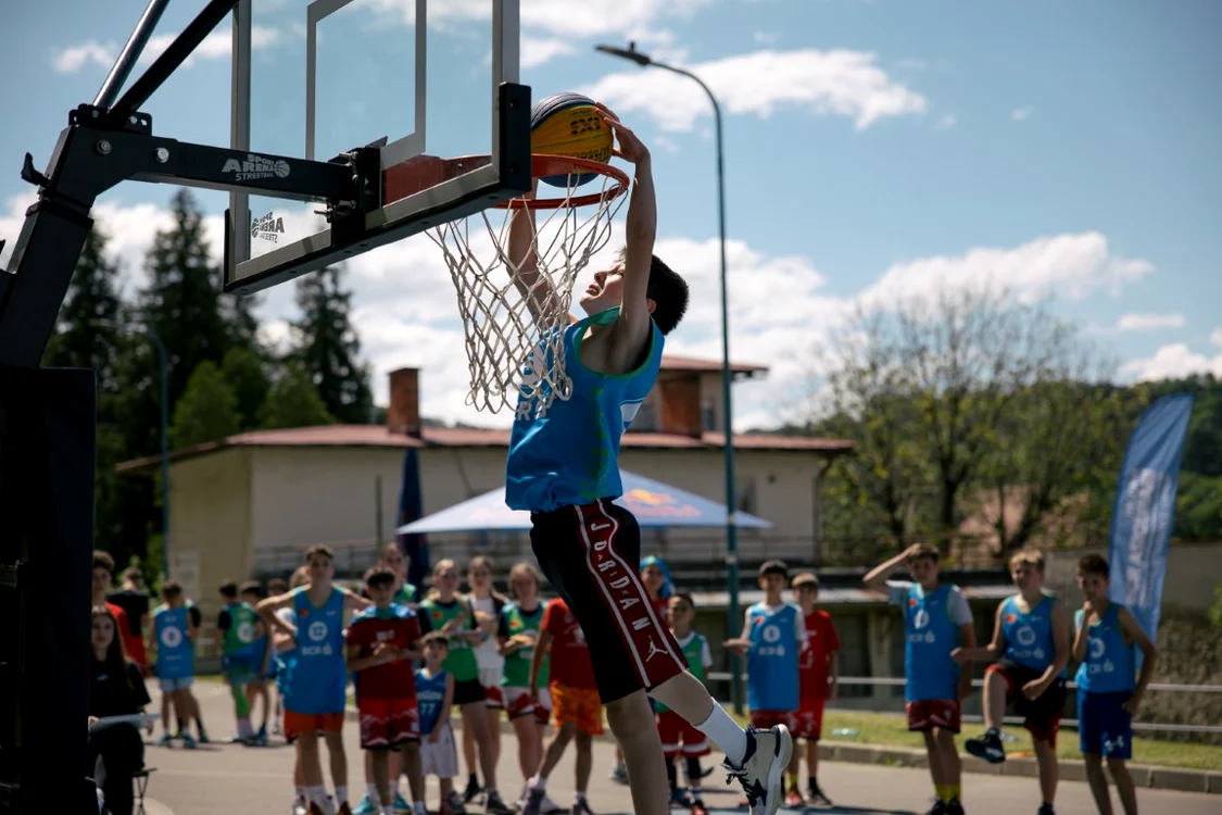 Și cei mici au avut propriul lor concurs de Slam Dunk la Brașov