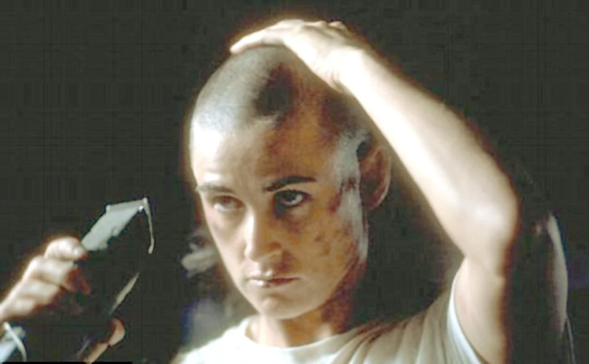 1997 Demi Moore  se rade pentru  rolul din „G.I. Jane”