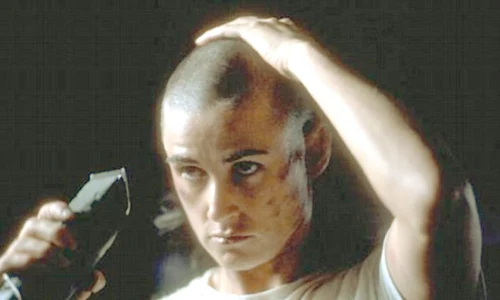 1997 Demi Moore  se rade pentru  rolul din „G I  Jane” jpeg