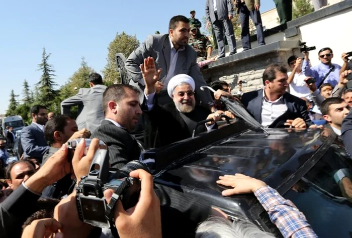 Preşedintele Hassan Rouhani îşi salută susţinătorii, la plecare de pe aeroportul din Teheran. FOTO: NY Times