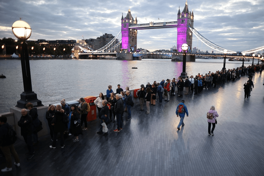 Funeraliile Reginei: oamenii așteaptă la o coadă de 8 kilometri pentru omagii | 3 stații de metrou vor fi închise la Londra
