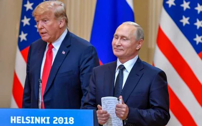 Predşedintele american Donald Trump (stânga) şi omologul său rus Vladimir Putin la summitul de la Helsinki, Finlanda, desfăşurat în vară FOTO AFP