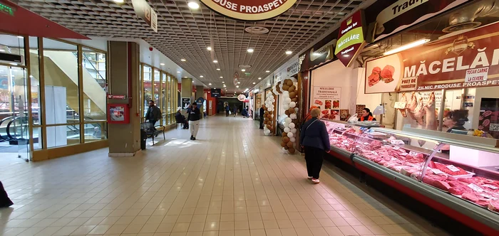 Lume puțină, care doar se uită la rafturile pline. Foto: Adrian Popescu