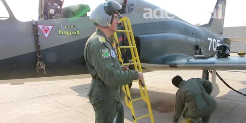 Oana Ardelean a devenit prima femeie pilot instructor pe avion echipat cu motor cu reacţie