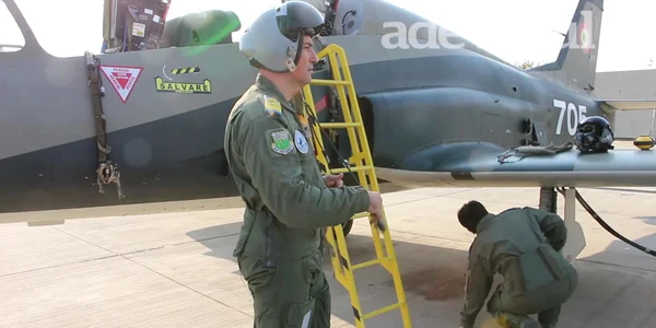 Oana Ardelean a devenit prima femeie pilot instructor pe avion echipat cu motor cu reacţie