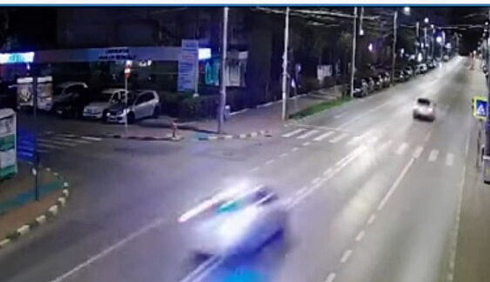 Polițist rănit în timpul unei urmăriri. Echipajul gonea după un șofer fără permis și cu numere false la mașină 