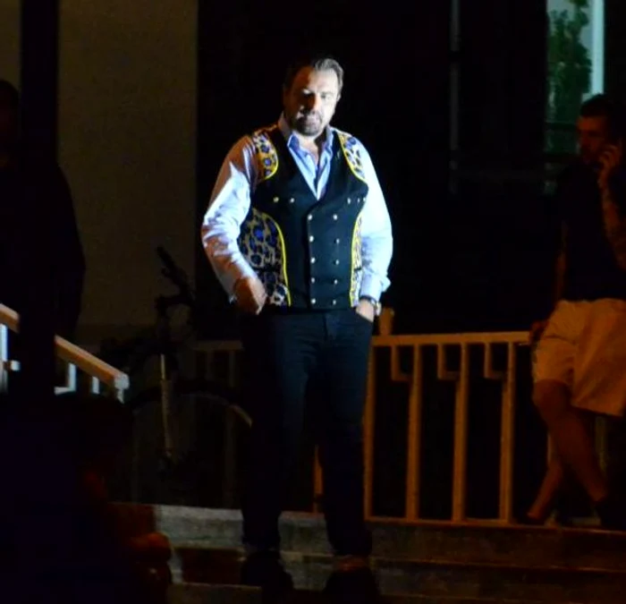 
    Brenciu a ieşit primul din clădire pentru a glumi cu presaFoto: Alex Muscaliu  