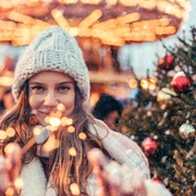 fata vesela vreme craciun revelion iarna frig shutterstock 1521312542 jpg