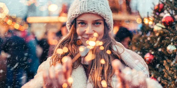 fata vesela vreme craciun revelion iarna frig shutterstock 1521312542 jpg