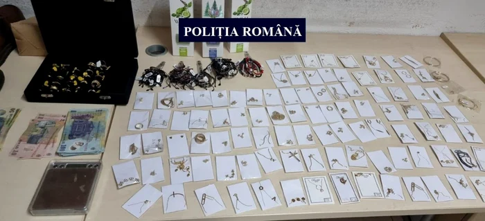 Bijuteriile fără acte au fost confiscate de poliţişti FOTOP IPJ Călăraşi