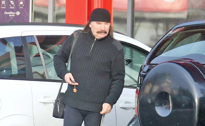 
    Vasile Şeicaru  poartă o gentuţă  accesorizată cu tot felul de brelocuriFotografii: blitz   