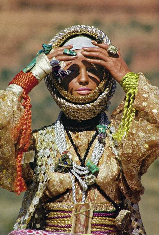 Veruschka fotografiată de Rubartelli în hainele lui Giorgio di Sant' Angelo