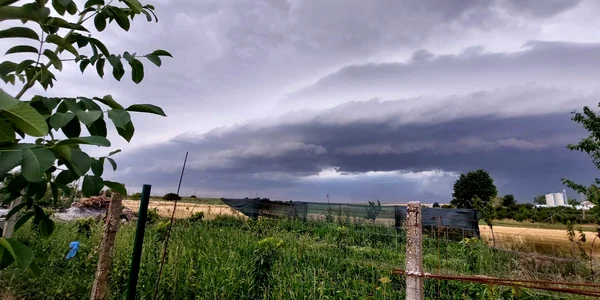 Norii Shelf-Cloud, observați în mai multe zone din țară. FOTO Meteoplus