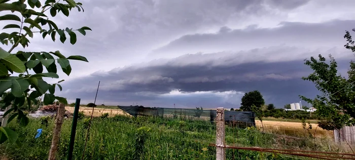 Norii Shelf-Cloud, observați în mai multe zone din țară. FOTO Meteoplus